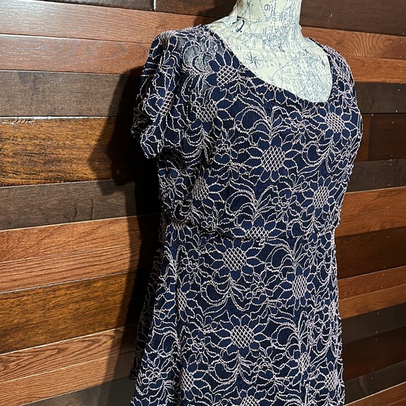 Motherhoo Maternity Stretchy Scoop Neck Short Sleeve Embroidered Floral Blouse - Picture 2 of 9